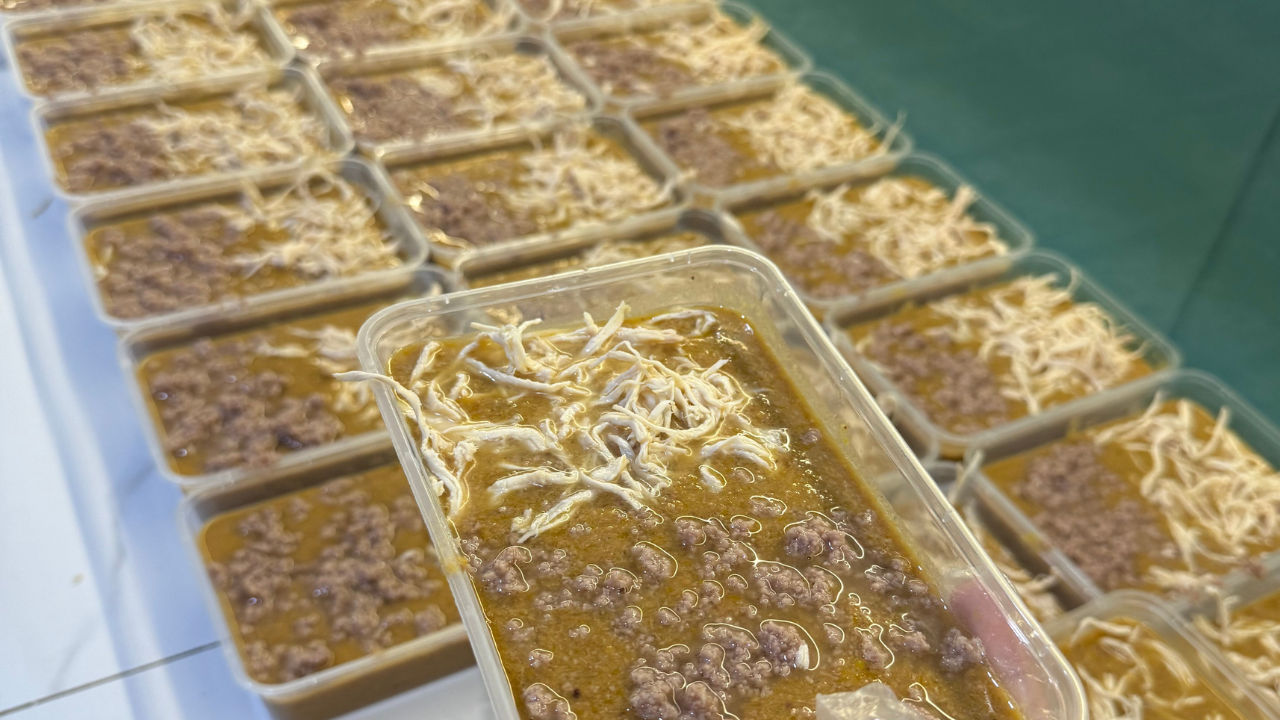 Một mẻ pate tươi với phần thịt và gà xé hấp dẫn